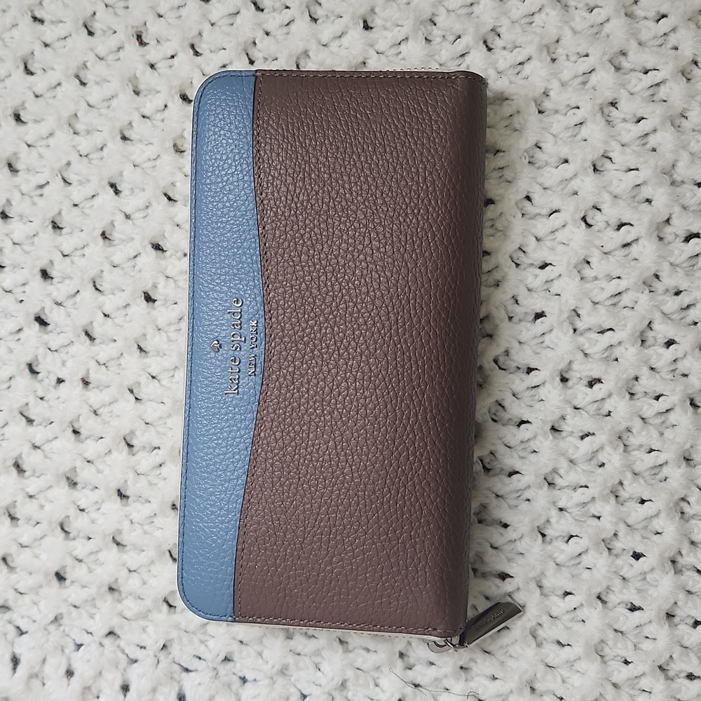 Kate Spade Leila Colorblock wallet zipper closure has 6 compartments